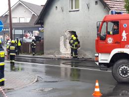 Samochód ciężarowy wjechał w budynek w Dobrzeniu Wielkim