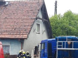 Samochód ciężarowy wjechał w budynek w Dobrzeniu Wielkim