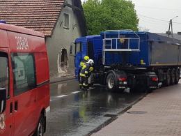 Samochód ciężarowy wjechał w budynek w Dobrzeniu Wielkim