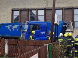 Samochód ciężarowy wjechał w budynek w Dobrzeniu Wielkim