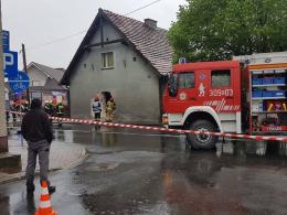 Samochód ciężarowy wjechał w budynek w Dobrzeniu Wielkim