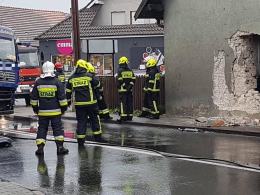 Samochód ciężarowy wjechał w budynek w Dobrzeniu Wielkim