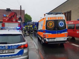 Samochód ciężarowy wjechał w budynek w Dobrzeniu Wielkim