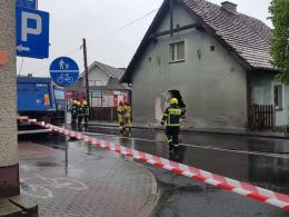Samochód ciężarowy wjechał w budynek w Dobrzeniu Wielkim