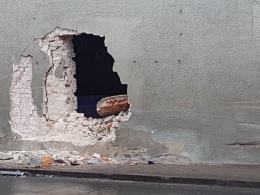 Samochód ciężarowy wjechał w budynek w Dobrzeniu Wielkim