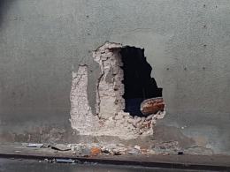 Samochód ciężarowy wjechał w budynek w Dobrzeniu Wielkim