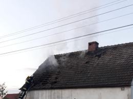 Pożar w domu jednorodzinnym w Antoniowie. Jedna osoba w szpitalu