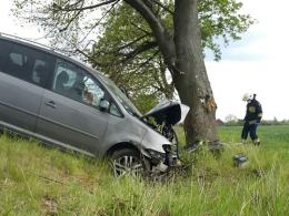 Niebezpieczne zdarzenie na trasie Okopy - Łambinowice. Kierująca wjechała w drzewo