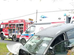 Niebezpieczne zdarzenie na trasie Okopy - Łambinowice. Kierująca wjechała w drzewo