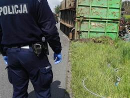 Pawłowice Namysłowskie: Wywróciła się naczepa ze złomem. Są utrudnienia