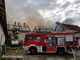 Pożar budynku gospodarczego w Złotogłowicach. Na miejscu 11 zastępów straży