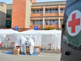 Wojskowe zespoły medyczne odwiedzają Domy Pomocy Społecznej i pobierają próbki do badań