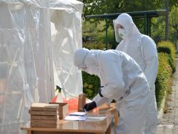 Wojskowe zespoły medyczne odwiedzają Domy Pomocy Społecznej i pobierają próbki do badań