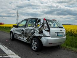 Omijał auto na drodze i wjechał ciężarówką w pole rzepaku