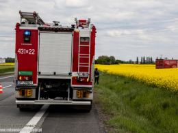 Omijał auto na drodze i wjechał ciężarówką w pole rzepaku