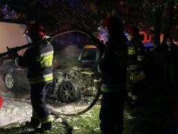 BMW spłonęło na parkingu przy ulicy Dambonia
