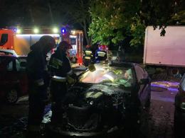 BMW spłonęło na parkingu przy ulicy Dambonia