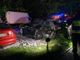 BMW spłonęło na parkingu przy ulicy Dambonia