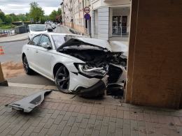 Pijany kierowca wjechał w hotel Piast. Są utrudnienia