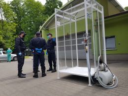 Strażacy zaprojektowali i zbudowali kabinę do dezynfekcji. Przekazali ją dla szpitala