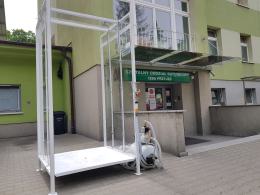 Strażacy zaprojektowali i zbudowali kabinę do dezynfekcji. Przekazali ją dla szpitala
