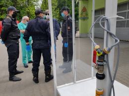 Strażacy zaprojektowali i zbudowali kabinę do dezynfekcji. Przekazali ją dla szpitala