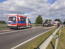 Czołowe zderzenie osobówek w Buszycach w powiecie brzeskim