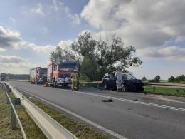 Czołowe zderzenie osobówek w Buszycach w powiecie brzeskim