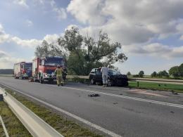 Czołowe zderzenie osobówek w Buszycach w powiecie brzeskim