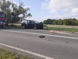 Czołowe zderzenie osobówek w Buszycach w powiecie brzeskim