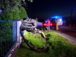 Schodnia: 30-letni kierowca uderzył w ogrodzenie posesji i dachował