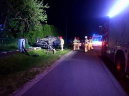 Schodnia: 30-letni kierowca uderzył w ogrodzenie posesji i dachował