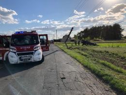 Dachujący samochód uszkodził słup energetyczny w Tarnowie Opolskim