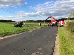 Dachujący samochód uszkodził słup energetyczny w Tarnowie Opolskim