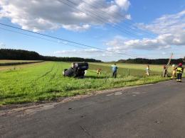 Dachujący samochód uszkodził słup energetyczny w Tarnowie Opolskim