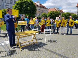 Szymon Hołownia na Opolszczyźnie. Spotkanie w Namysłowie zakłócane przez wyborców PiS