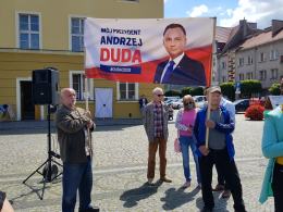 Szymon Hołownia na Opolszczyźnie. Spotkanie w Namysłowie zakłócane przez wyborców PiS