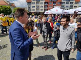 Szymon Hołownia na Opolszczyźnie. Spotkanie w Namysłowie zakłócane przez wyborców PiS