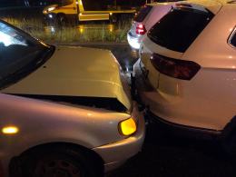 Zderzenie pojazdów w Opolu. Sprawca uciekł, a w pojeździe zostawił alkohol