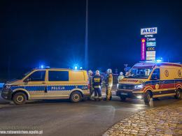 Kluczbork: BMW uderzyło w bariery. Policja zastała 3 pijanych pasażerów, bez kierowcy
