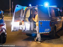 Kluczbork: BMW uderzyło w bariery. Policja zastała 3 pijanych pasażerów, bez kierowcy