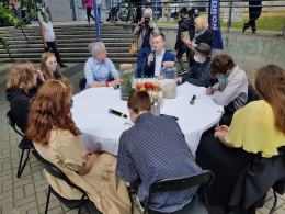 Robert Biedroń w Opolu: "Duda oddaj moje 500 złotych"