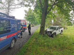 Kierowca osobówki podczas wyprzedzania uderzył w drzewo. Wypadek w gminie Murów