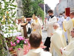Dziś Boże Ciało. Procesje bez limitu wiernych, obowiązkowe odstępy, maseczki