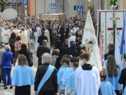 Dziś Boże Ciało. Procesje bez limitu wiernych, obowiązkowe odstępy, maseczki