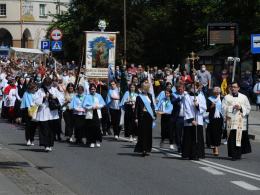 Dziś Boże Ciało. Procesje bez limitu wiernych, obowiązkowe odstępy, maseczki