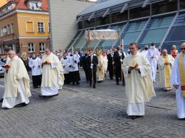 Dziś Boże Ciało. Procesje bez limitu wiernych, obowiązkowe odstępy, maseczki