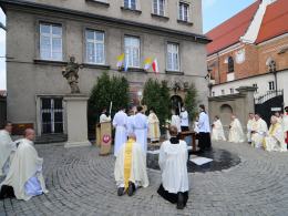 Dziś Boże Ciało. Procesje bez limitu wiernych, obowiązkowe odstępy, maseczki