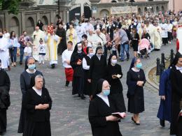 Dziś Boże Ciało. Procesje bez limitu wiernych, obowiązkowe odstępy, maseczki