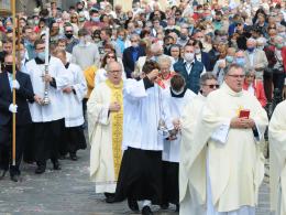 Dziś Boże Ciało. Procesje bez limitu wiernych, obowiązkowe odstępy, maseczki